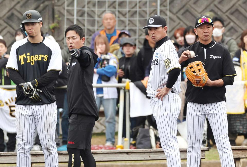 　走塁の指導をする赤星臨時コーチ（左）。右は田中コーチ