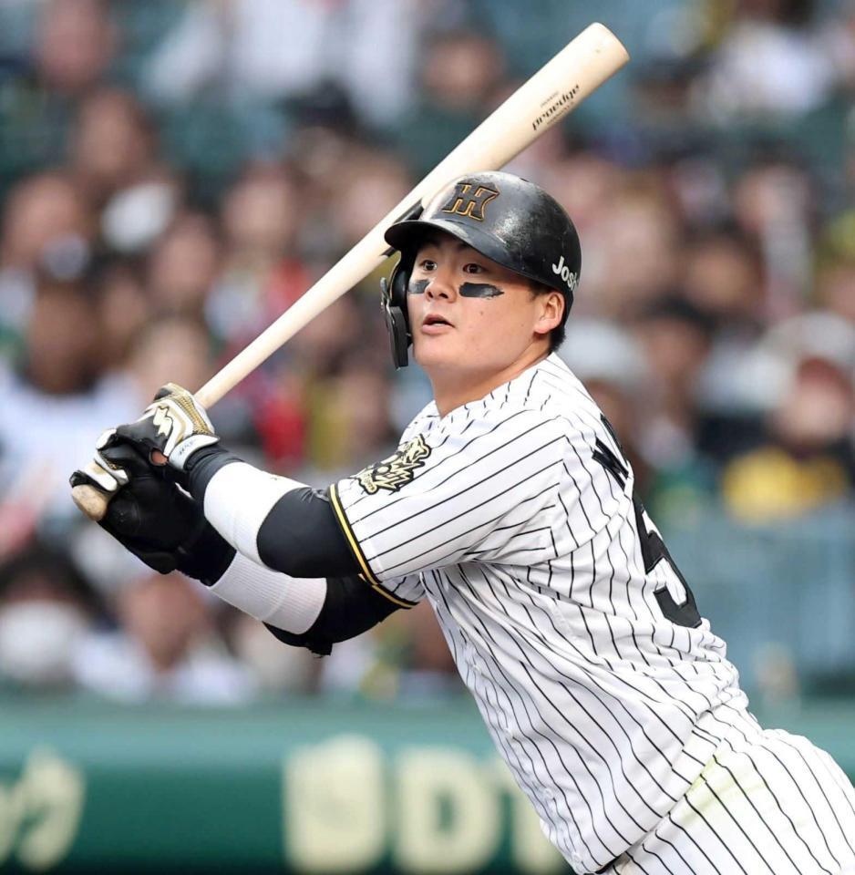 　９回、内野安打を放つ前川（撮影・中田匡峻）