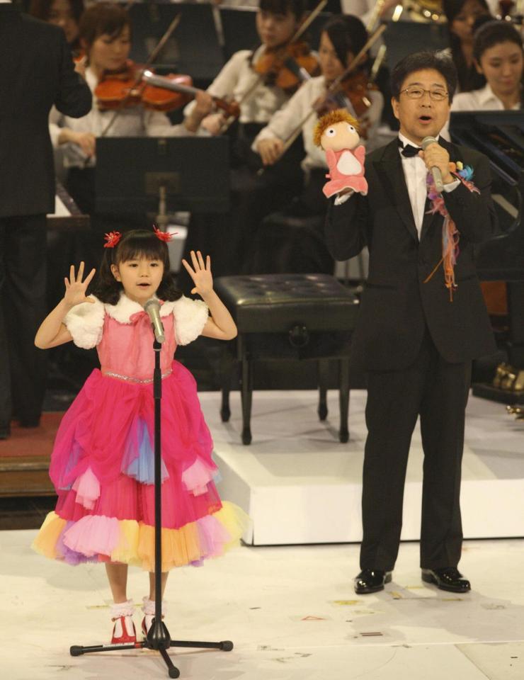 　「崖の上のポニョ」を熱唱する藤巻直哉さん（右）と大橋のぞみさん＝０８年１２月