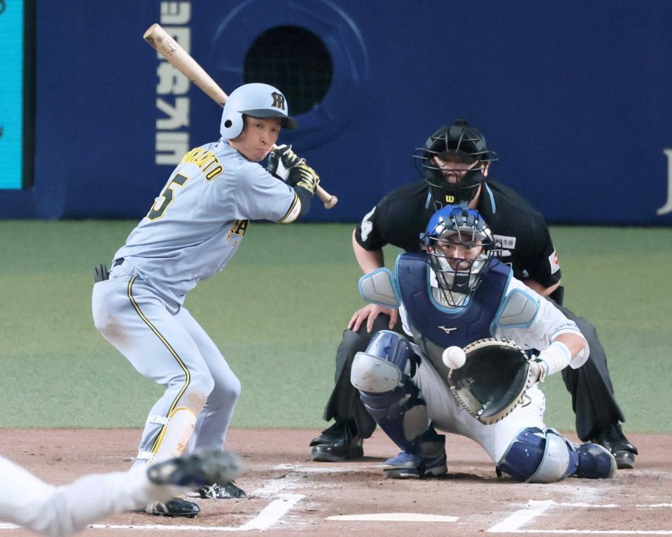 　６回、四球を選ぶ近本