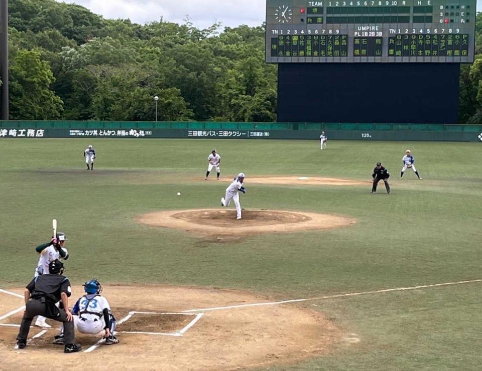 　関西独立リーグ堺戦で力投する久保康友（撮影は筆者）