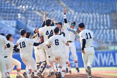 　優勝し喜ぶ東北福祉大ナイン（撮影・開出牧）