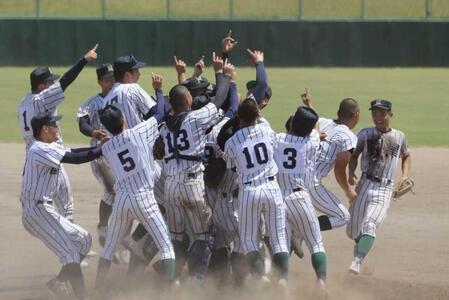 　８年ぶりの甲子園出場を決め喜びを爆発させる開星ナイン（宮廻隆一さん提供）