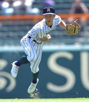 　４回、本塁を狙う二走の永友を補殺する開星・田村（撮影・出月俊成）