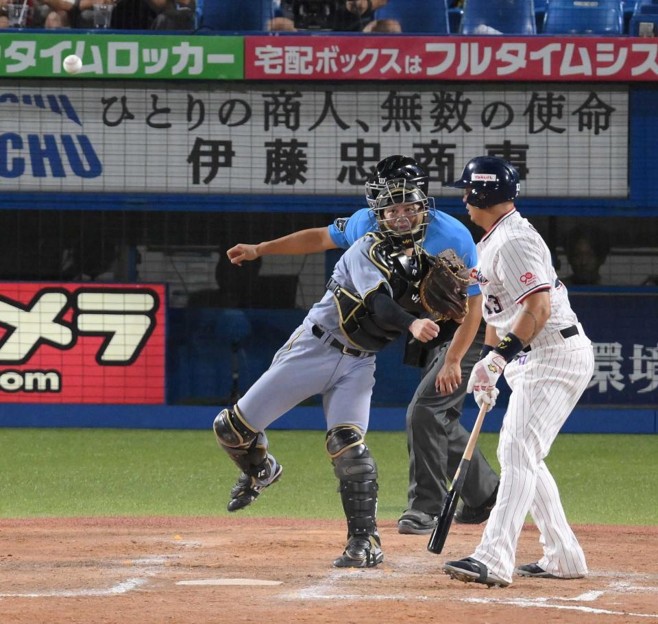 　９回、オスナの打席で二盗を阻止する坂本