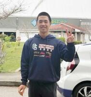 　今春、阪神キャンプ地の宜野座球場でＶサインする沖縄尚学・宜野座