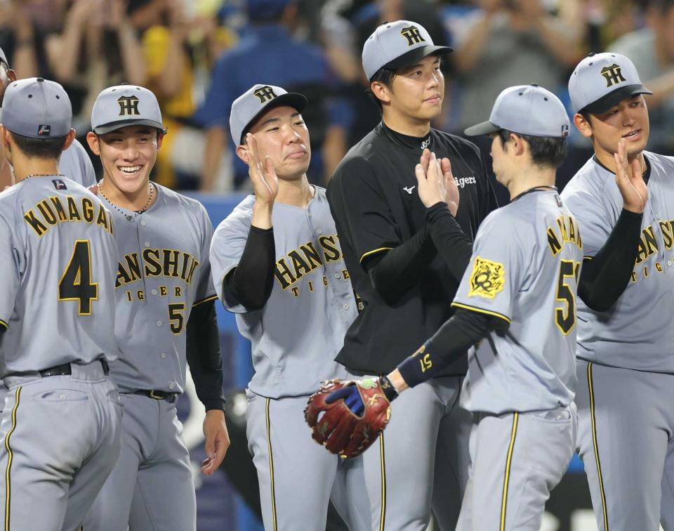 　この日登板のなかった石井（中央）は才木と並んでナインを迎える