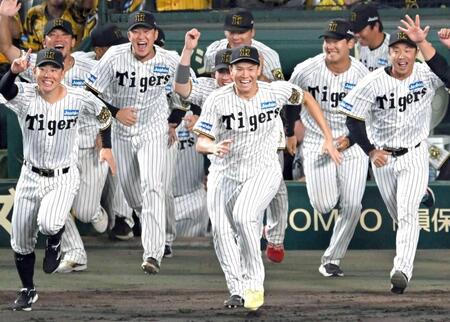 　優勝の瞬間、ベンチから駆け出す湯浅（撮影・飯室逸平）