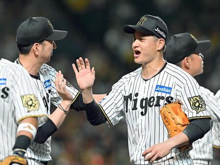 　完封勝利を挙げ、藤川監督（左）に迎えられる大竹（撮影・西田忠信）