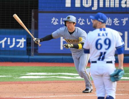 　５回、右前打を放つ近本