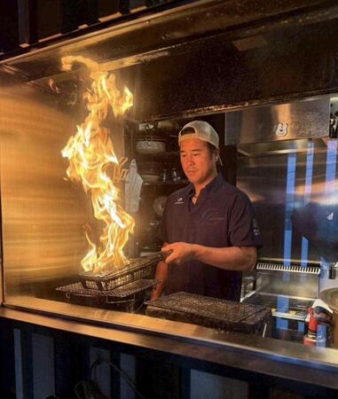 　１２周年を迎えた「酒美鶏葛城」のオーナー葛城さんは日々厨房に立つ