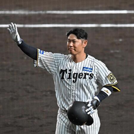 　７回、中飛に倒れた原口はスタンドの声援に応える（撮影・西田忠信）