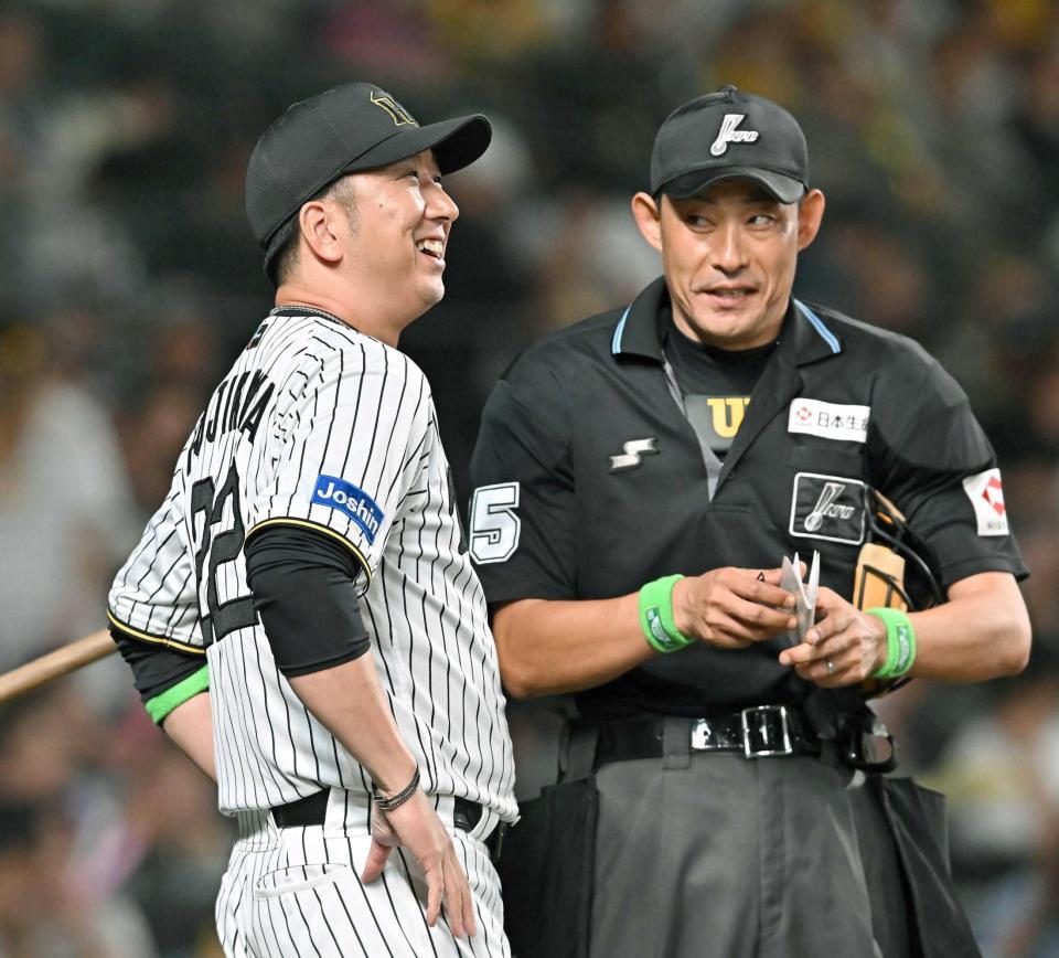 　５回終了後に笑顔で選手交代を告げる藤川監督（撮影・西田忠信）