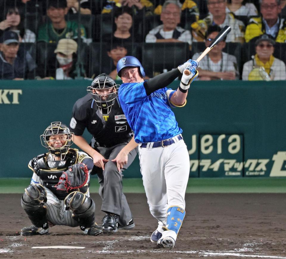 　４回、牧は左中間スタンドへ勝ち越しの本塁打を放つ（撮影・立川洋一郎）