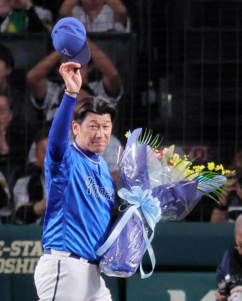 　試合後、花束を手にファンの声援に応える三浦監督＝１７日