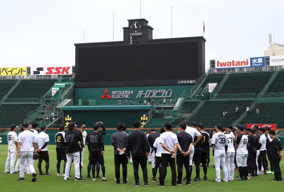 　練習前、円陣を組む阪神ナイン＝１８日