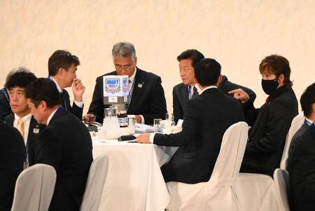 　２０２５ドラフト会議に出席した新庄監督（右端）、栗山英樹ＣＢＯ（中央右）ら