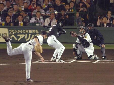 　対ダイエー・日本シリーズ第３戦の１回表、初球を暴投したムーア＝０３年１０月２２日、甲子園