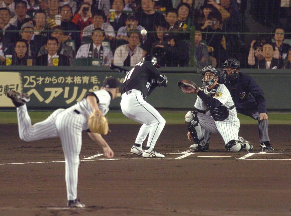 　対ダイエー・日本シリーズ第３戦の１回表、初球を暴投したムーア＝０３年１０月２２日、甲子園