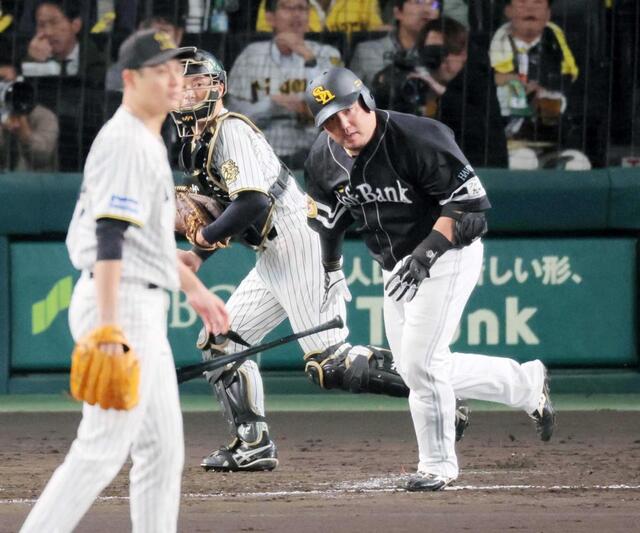 　５回、遊ゴロに倒れる山川。投手大竹