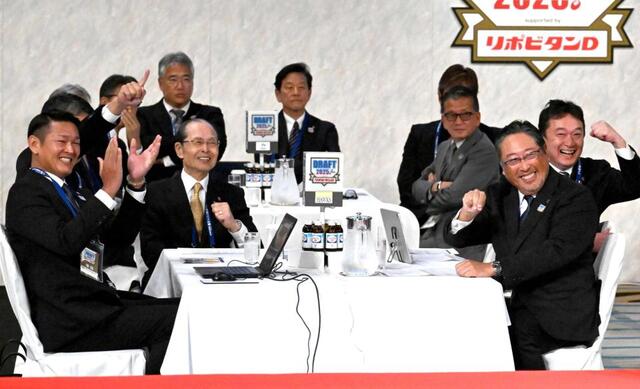 　スタンフォード大・佐々木の交渉権を獲得し、笑顔を見せるソフトバンク関係者＝１０月２３日