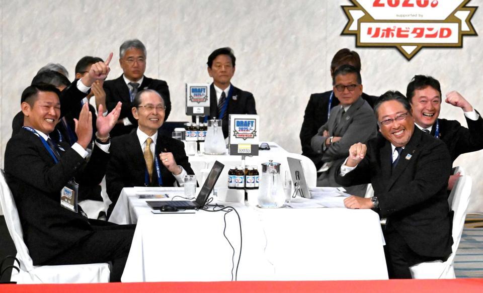 　スタンフォード大・佐々木の交渉権を獲得し、笑顔を見せるソフトバンク関係者＝１０月２３日