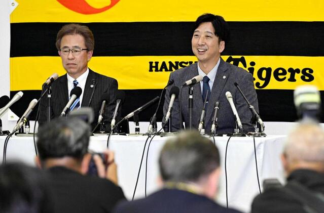 　オーナー報告後に記者会見する藤川監督（右）＝１０月３１日