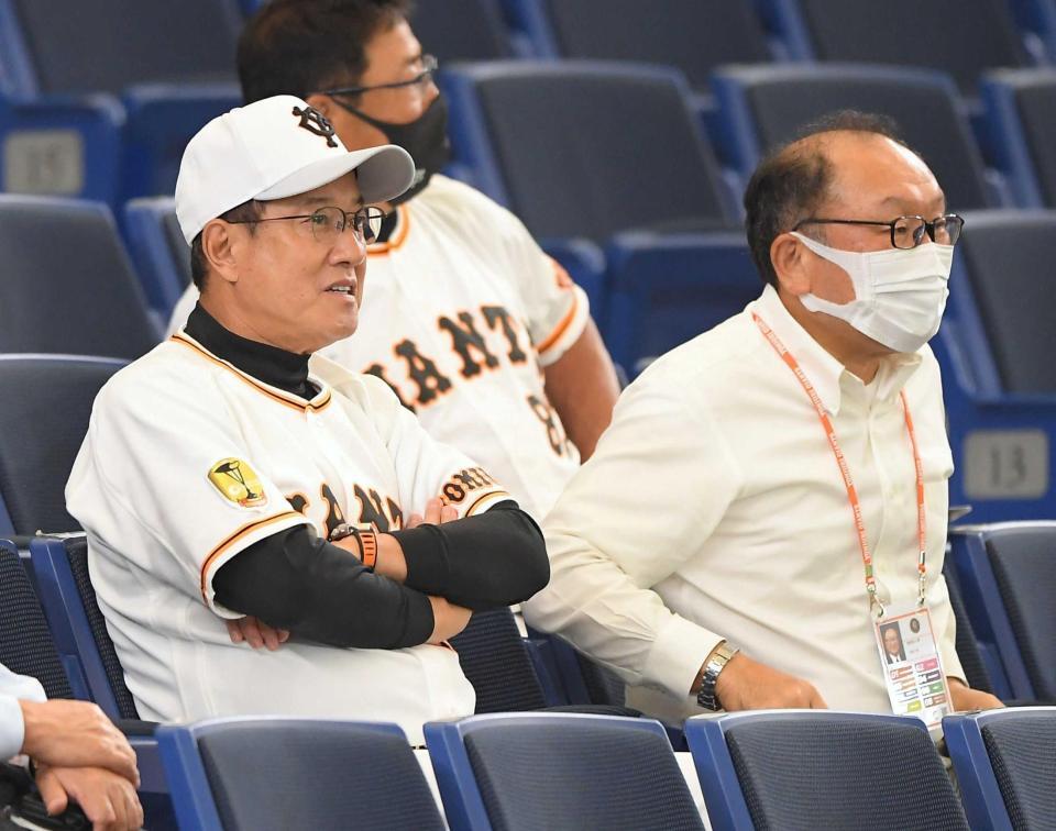 　原監督（左）と話す今村球団社長＝２１年７月