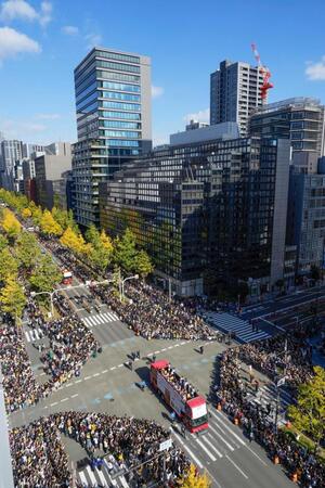 　大阪・御堂筋で行われた阪神のセ・リーグ優勝記念パレード