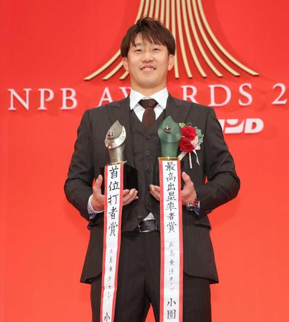 　ＮＰＢアワードで表彰され、トロフィーを手に笑顔の小園＝１１月２６日