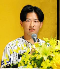 　会見で抱負を語る山崎（撮影・山口登）