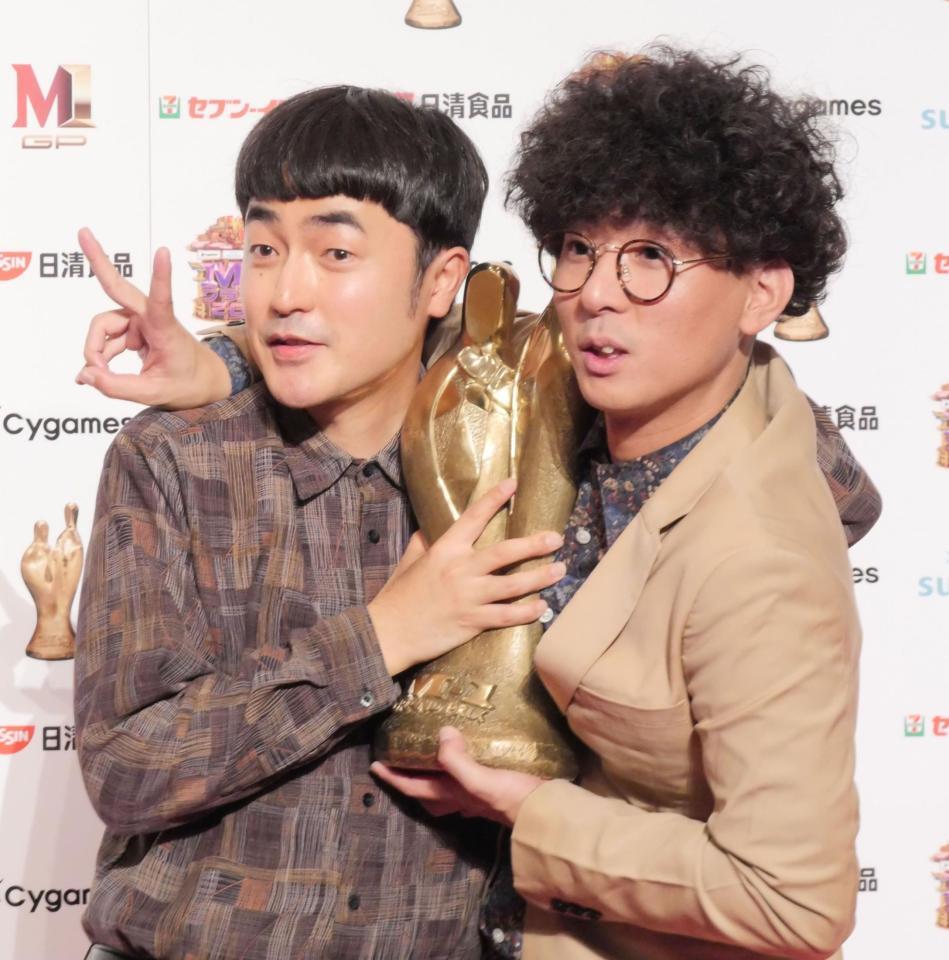 　第２１代Ｍ－１王者に輝いた、たくろうの赤木裕（左）ときむらバント