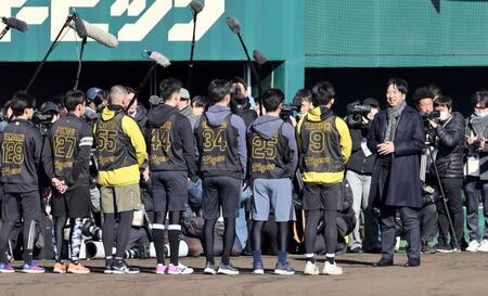 　新人選手たちに訓示する藤川監督（右）＝７日