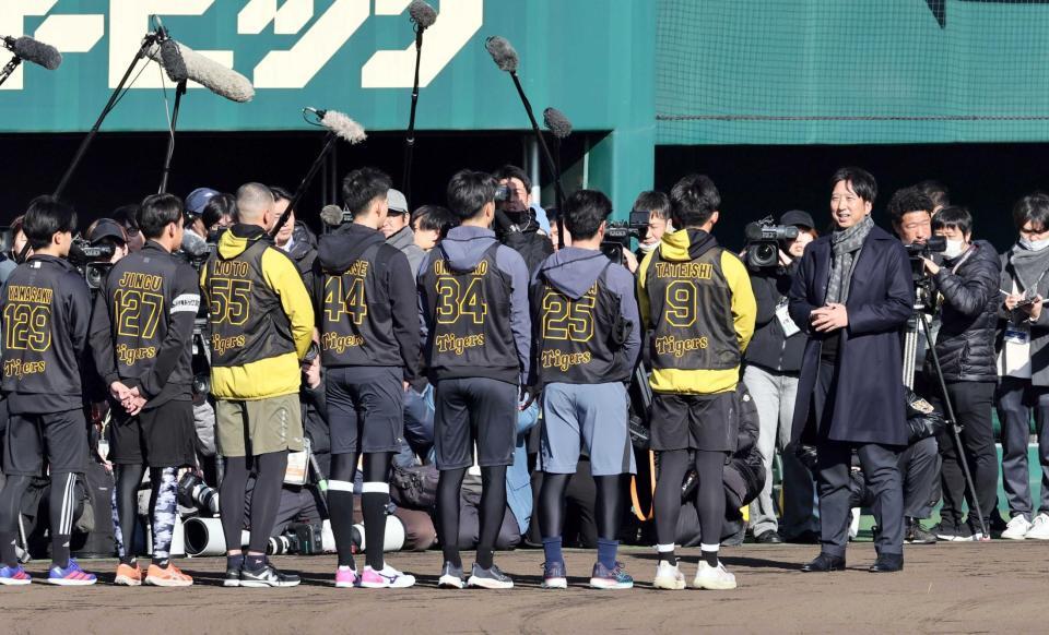 　新人選手たちに訓示する藤川監督（右）＝７日