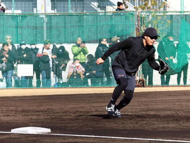 　三塁でノックを受ける大山（撮影・山口登）