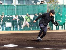 　三塁でノックを受ける大山（撮影・山口登）