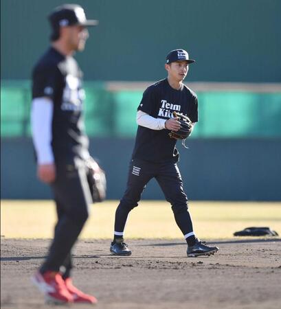 　静岡での自主トレで菊池（左）とノックを受ける熊谷＝１２日