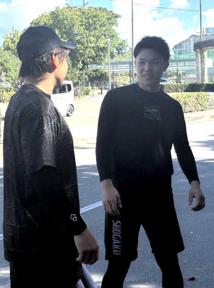 　宜野座で梅野と話をする甲子園優勝捕手・宜野座恵夢くん