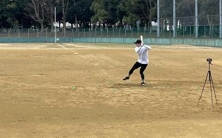 　木浪は大阪府内のグラウンドでバットを振り込む（撮影は筆者）