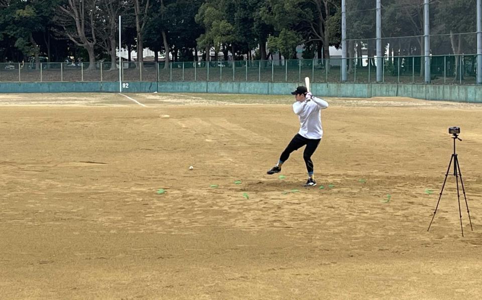 　木浪は大阪府内のグラウンドでバットを振り込む（撮影は筆者）