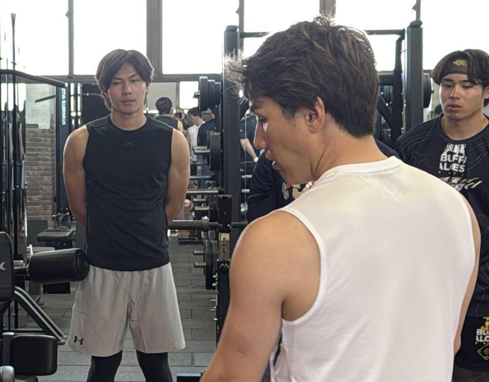 　レッドソックス吉田正尚とともにトレーニングに励むロッテ藤原恭大。右端はオリックス遠藤成