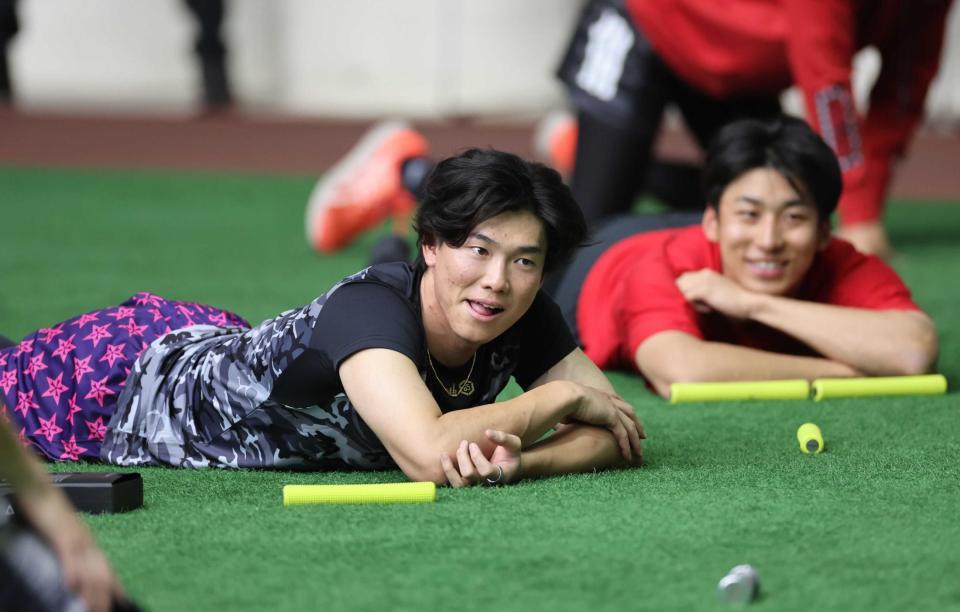 　自主トレを公開した湯浅＝１７日