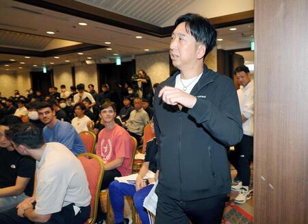 　ミーティング会場に入る藤川監督
