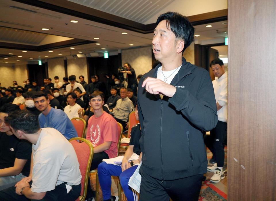 　ミーティング会場に入る藤川監督