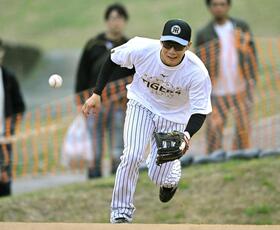 　サブグラウンドでノックを受ける木浪（撮影・飯室逸平）