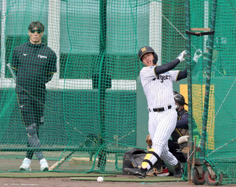 　糸井ＳＡ（左）が見つめる中、打撃練習する百崎＝３日