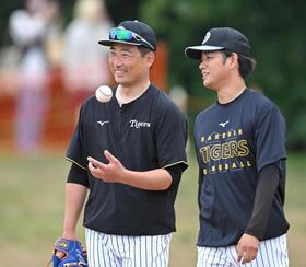 　高橋（右）と談笑する岩崎