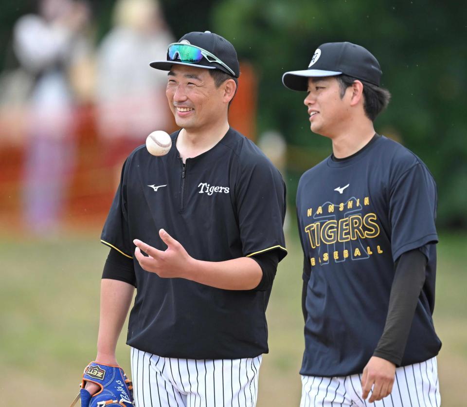 　高橋（右）と談笑する岩崎