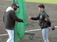 　新庄監督（左）とタッチを交わす坂本（撮影・西岡正）