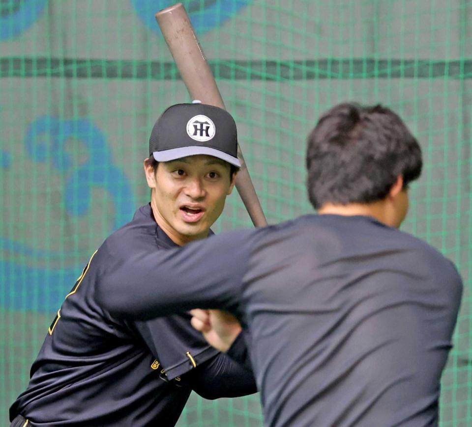 　森下（手前）と打撃の話をする坂本